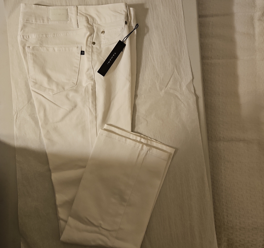 Tahari White Slim Mini Boot Pants with Black Brand Tag